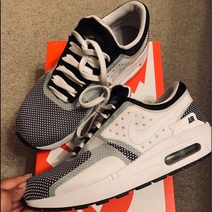 Size 3Y Nike AIR MAX ZERO ESSENTIAL